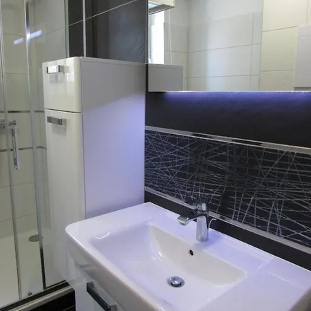 Martin City Stay - Elegant Apartment With Private Parking